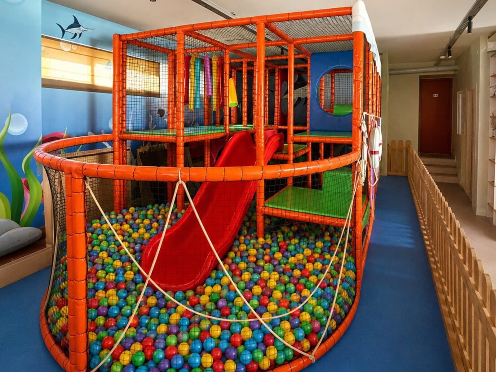Bambola top havuzu, kaydırak ve ağ korumalı tırmanma platformu
